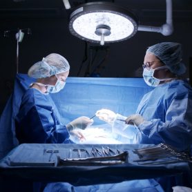 Deux infirmières en action au bloc opératoire