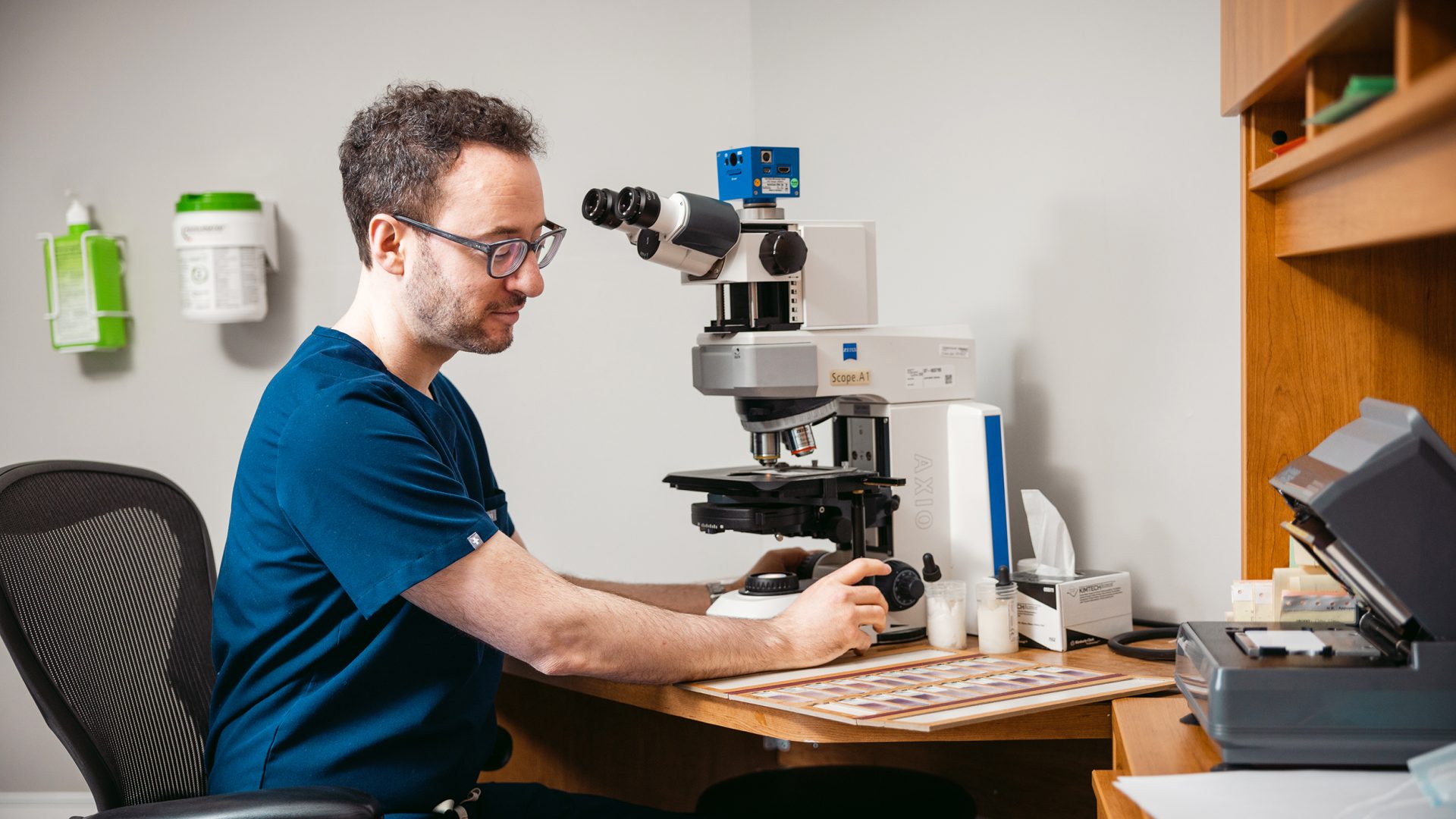 Dr Michael Buck, Hémoto-oncologue, devant un microscope