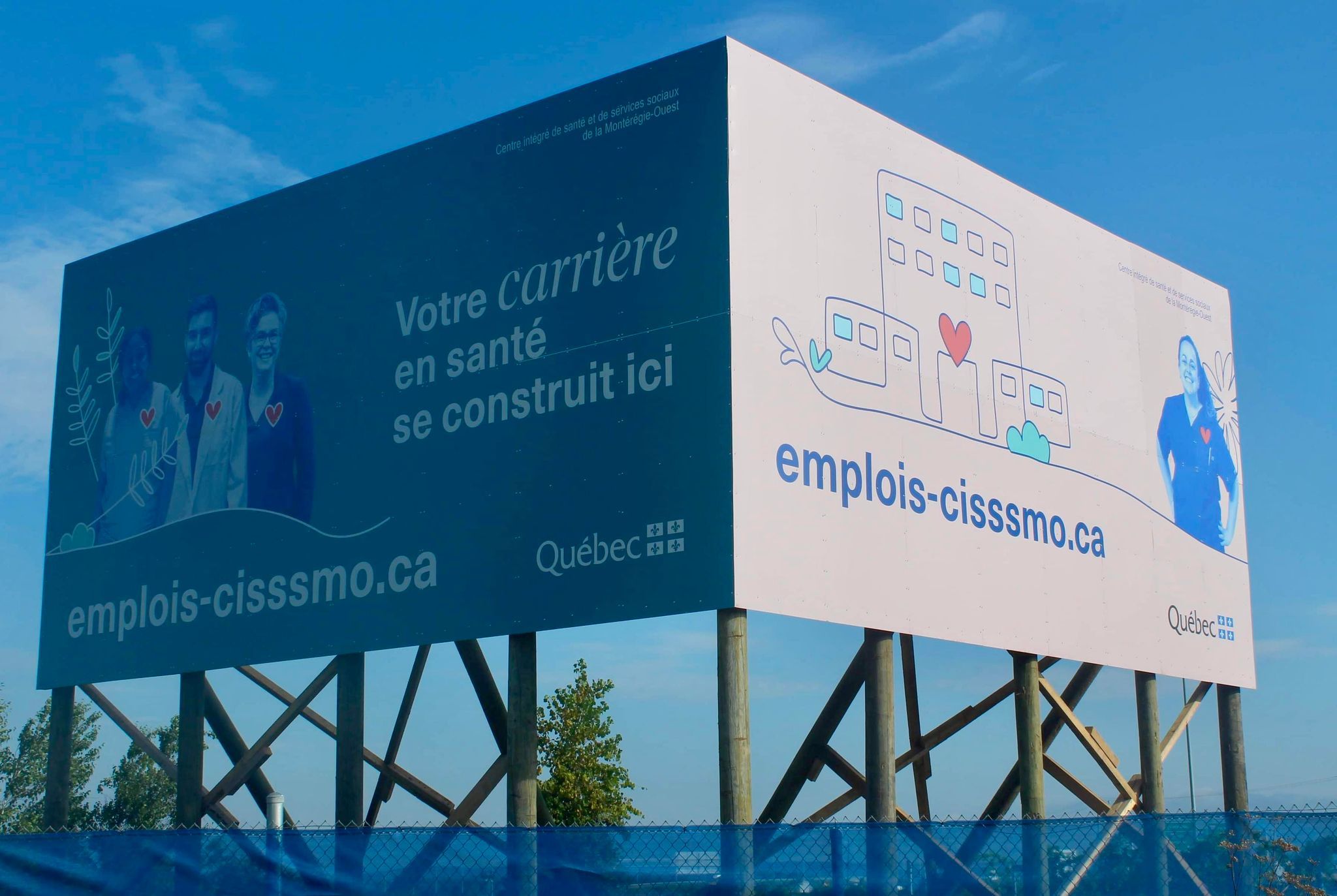 Panneau d'affichage de recrutement installé sur le chantier de construction du futur hôpital de Vaudreuil-Soulanges.