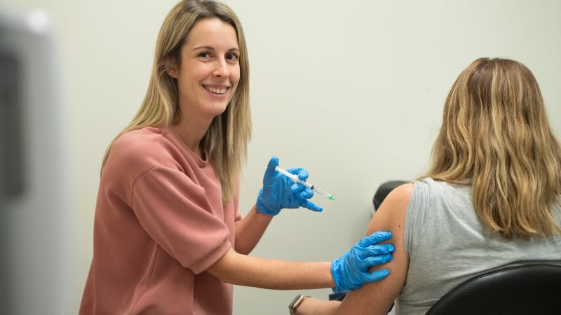 Infirmière qui donne un vaccin